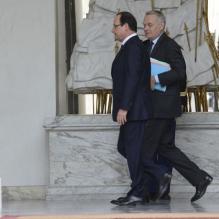Francois Hollande et Jean Marc Ayrault à la sortie du conseil des ministres au palais de l'Elysée à Paris le 10 avril 2013.