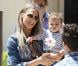 Molly Sims et son mari Scott Stuber emmènent leur fils Brooks à la garden party organisée par la marque de couches Huggies, à Los Angeles, le 27 avril 2013.
