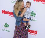 Molly Sims et son fils Brooks à la garden party organisée par la marque de couches Huggies, à Los Angeles, le 27 avril 2013.