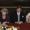 Beatrix des Pays-Bas abdique, Willem-Alexander signe en roi, un moment fort