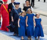 Maxima, reine glamour avec ses filles, jolies "bleues" pour le serment du roi
