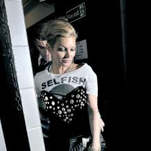 Kate Moss dans un look eighthies quitte  l'anniversaire de Fran Cutlers au Box Club à Londres. Le 30 avril 2013