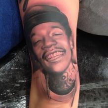 Amber Rose s'est fait tatouer sur le bras le portrait de son fiancé Wiz Khalifa avec qui elle a un enfant, le petit Sebastian.