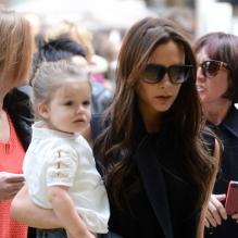 Victoria Beckham, habillée d'un manteau Victoria Beckham, d'un pantalon Chloé et de souliers Manolo Blahnik, arrive avec sa fille Harper à Gare du Nord. Paris, le 2 mai 2013.