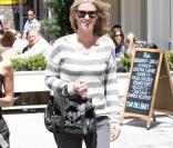 Nicky Hilton surprise à New York dans un look casual composée d'un pull rayé Splendid, d'un jean gris, d'un sac Proenza Schouler et de baskets Isabel Marant. Le 1er mai 2013.