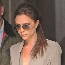 Victoria Beckham porte un ensemble Victoria Beckham et des souliers Casadei. Londres, le 27 avril 2013.