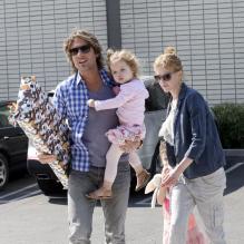 Nicole Kidman et Keith Urban emmènent leurs filles, Sunday Rose et Faith, à une fête d'anniversaire à Hollywood, le 4 mai 2013.