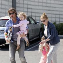 Nicole Kidman et son mari depuis 2006 Keith Urban emmènent leurs filles, Sunday Rose et Faith, à une fête d'anniversaire à Hollywood, le 4 mai 2013.