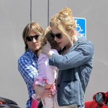 L'actrice australienne Nicole Kidman et Keith Urban emmènent leurs filles, Sunday Rose et Faith, à une fête d'anniversaire à Hollywood, le 4 mai 2013.
