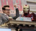 Robert Downey Jr. et son Iron Man à Wall Street, New York, le 30 avril 2013.