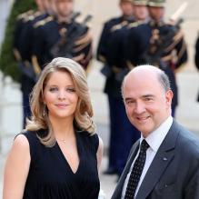Pierre Moscovici et sa compagne Marie-Charline Pacquot lors d'un dîner d'Etat à l'Elysee en l'honneur du président polonais Bronislaw Komorowski, le 7 mai 2013.