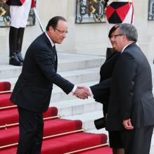 Francois Hollande et Bronislaw Komorowski lors d'un dîner d'Etat à l'Elysee, le 7 mai 2013.