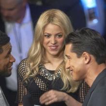Usher, Shakira, Mario Lopez et Blake Shelton lors de l'émission Extra sur NBC à Los Angeles, le 6 mai 2013.