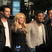 Adam Levine, la chanteuse Shakira, le chanteur Usher et Blake Shelton lors de l'émission Extra sur NBC à Los Angeles, le 6 mai 2013.