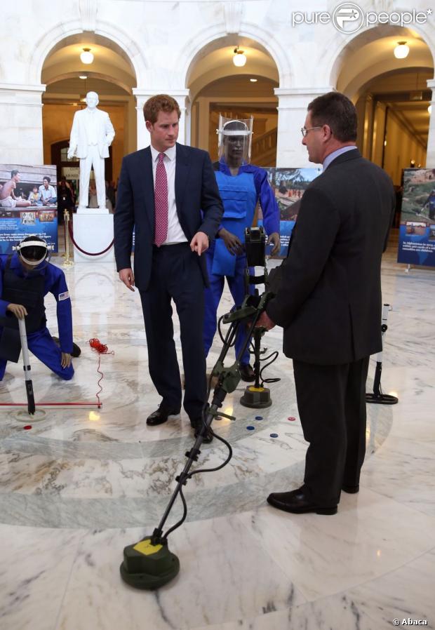 CASA REAL BRITÁNICA - Página 90 1122212-prince-harry-tours-an-anti-landmine-620x0-1