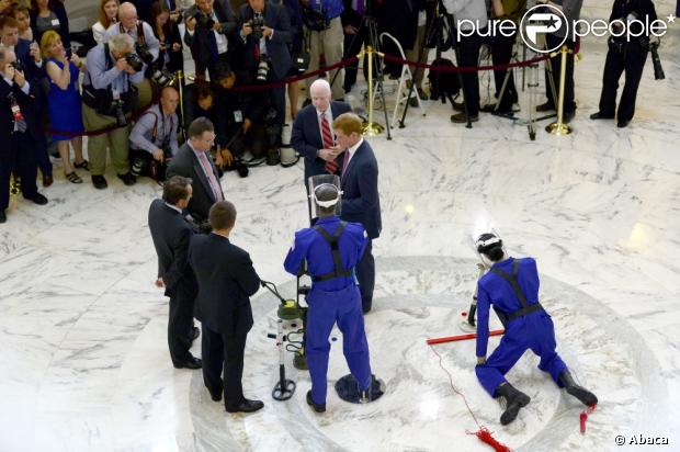 CASA REAL BRITÁNICA - Página 90 1122251-prince-harry-visits-an-exhibition-in-620x0-1