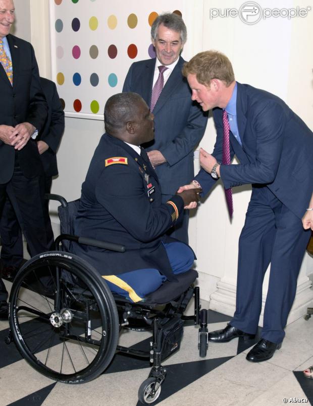 CASA REAL BRITÁNICA - Página 90 1122336-prince-harry-meets-colonel-gregg-gadson-620x0-1