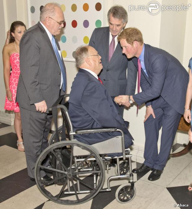 CASA REAL BRITÁNICA - Página 90 1122337-prince-harry-meets-former-senator-max-620x0-1