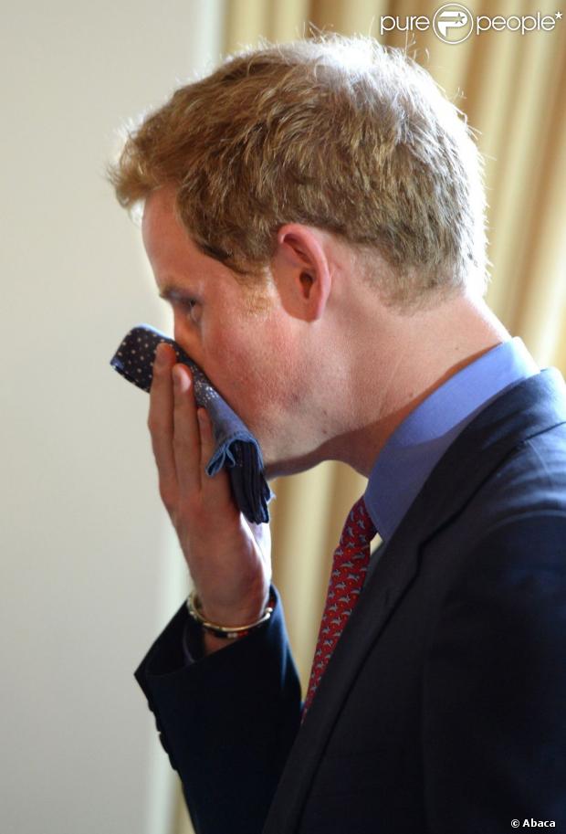 CASA REAL BRITÁNICA - Página 90 1122341-prince-harry-wipes-his-face-as-he-feels-620x0-1