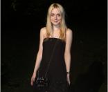 Dakota Fanning lors du défilé Croisière 2014 de Chanel à Singapour le 8 mai 2013