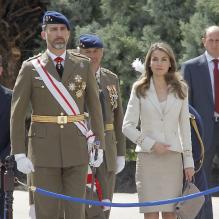 <p>Felipe et Letizia d'Espagne présidaient le 10 mai 2013 à Madrid les cérémonies de la prestation du serment d'allégeance de la Garde royale.</p>