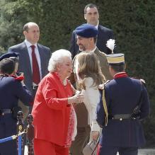 <p>Felipe et Letizia d'Espagne, qui salue ici l'infante Pilar de Bourbon, présidaient le 10 mai 2013 à Madrid les cérémonies de la prestation du serment d'allégeance de la Garde royale.</p>