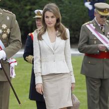 <p>Felipe et Letizia d'Espagne présidaient le 10 mai 2013 à Madrid, au palais du Pardo, les cérémonies de la prestation du serment d'allégeance de la Garde royale.</p>