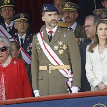 <p>Felipe et Letizia d'Espagne, avec l'infante Pilar (en rouge), présidaient le 10 mai 2013 à Madrid les cérémonies de la prestation du serment d'allégeance de la Garde royale.</p>