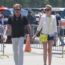 Johnny Hallyday et Laeticia vont faire du shopping au marché aux puces de Pasadena, le 12 mai 2013.