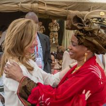 Valérie Trierweiler et la Première dame du Mali Mintou Traoré à Gao le 16 mai 2013.