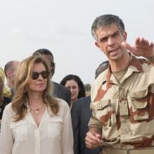 Valérie Trierweiler et la Première dame du Mali Mintou Traore avec le général de Saint-Quentin à Bamako, le 16 mai 2013.