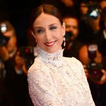 Elsa Zylberstein souriante et habillée par Zuhair Murad à la montée des marches du film Only God Forgives lors du 66e Festival du film de Cannes, le 22 mai 2013