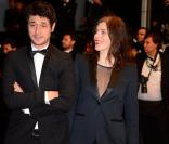 Jérémie Elkaïm, Valérie Donzelli s'éclatent à la montée des marches du film Only God Forgives lors du 66e Festival du film de Cannes, le 22 mai 2013