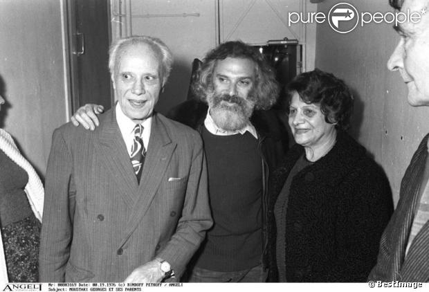 Georges Moustaki à Bobino en 1976 avec ses parents Nessim et Sarah. 