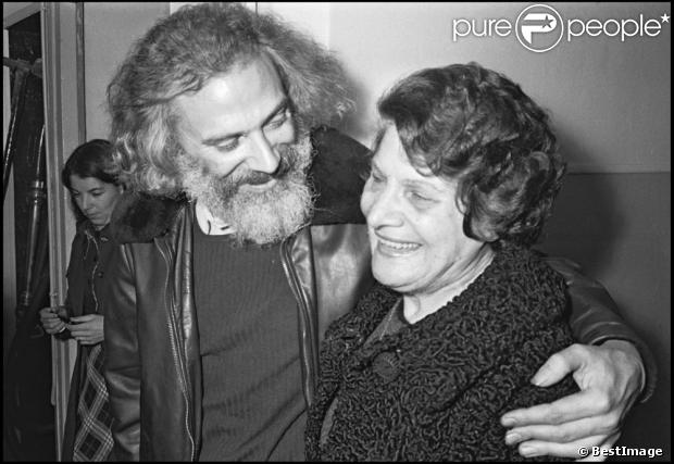 Georges Moustaki avec sa mère Sarah à Bobino le 9 novembre 1976.