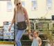 Exclusif - Kimberly Stewart fait du shopping avec sa fille Delilah à Whole Foods à Beverly Hills, le 21 mai 2013.