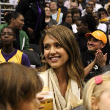 Jessica Alba est allée soutenir l'équipe féminine de basketball Sparks avec son mari Cash Warren, ses deux filles Honor et Haven, et son amie Lisa Leslie. Los Angeles, le 26 mai 2013.