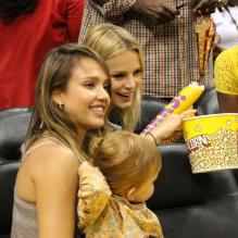 Jessica Alba est allée soutenir l'équipe féminine de basketball Sparks avec son mari Cash Warren, ses deux filles Honor et Haven, et son amie Lisa Leslie. Photo prise à Los Angeles, le 26 mai 2013.