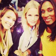 L'actrice Jessica Alba est allée soutenir l'équipe féminine de basketball Sparks avec son mari et ses deux filles Honor et Haven. Los Angeles, le 26 mai 2013. Elle pose ici avec sa meilleure amie Kelly Sawyer et la joueuse de basket Lisa Leslie.