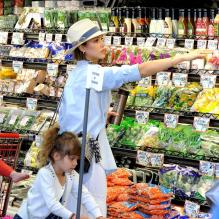 Jessica Alba fait ses courses avec ses filles Honor et Haven à Los Angeles, le 27 mai 2013.