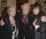 Jean Rochefort, Françoise Fabian et Mélanie Doutey posent au Théâtre Edouard Vll à Paris le 3 juin 2013.