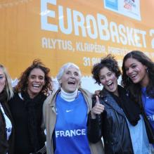 Yelena Noah, Marie Claire Noah, Cecilia Rhode-Noah, Nathalie Proisy-Noah et sa fille Amandine lors de l'Euro de basket 2011 à Kaunas en Lituanie le 19 septembre 2011