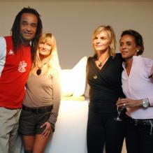 Nathalie Noah, Yannick Noah, sa femme Isabelle Camus et Cecilia Rodhe lors du vernissage de l'expositin de cette dernière à la galerie 75 Faubourg à Paris le 4 octobre 2007