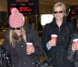 Exclusif - Jane Lynch, sa femme Lara Embry (à gauche de Jane Lynch) et la fille de Lara arrivent a l'aéroport de Salt Lake City pour le Festival de Sundance. Le 19 janvier 2013.