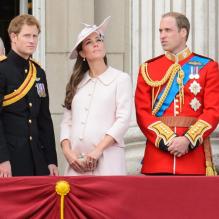 <p>Le prince William avec son frère Harry et son épouse kate Middleton lors des cérémonies de Trooping the Colour le 15 juin 2013 à Londres.</p>