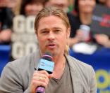 Brad Pitt : Toujours aussi ému et admiratif de sa fiancée Angelina Jolie