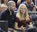 Shakira et son compagnon Gerard Piqué, très amoureux lors du match de basket-ball entre Barcelone et Panathinaikos à Barcelone, le 25 avril 2013.