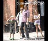 Ethan Hawke en compagnie de sa femme Ryan Shawhughes et de sa fille Maya et de son fils Levon