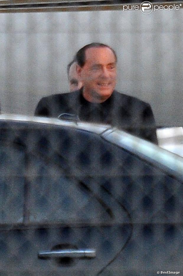 Silvio Berlusconi a débarqué en Sardaigne avec le sourire et en compagnie de deux jeunes femmes, le 3 août 2013