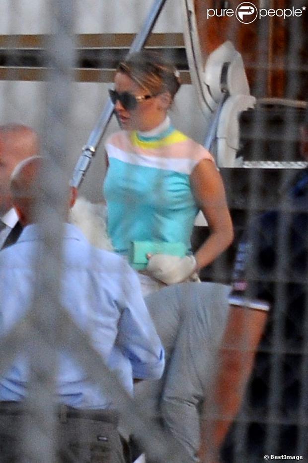 Silvio Berlusconi a débarqué en Sardaigne avec le sourire et en compagnie de deux jeunes femmes, le 3 août 2013 - photos Purepeople